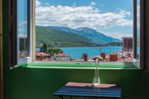 奥赫里德Old Town Hostel Ohrid的享有湖泊和山脉美景的窗户。