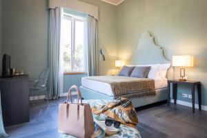 蒙德罗Villa Masetta - Luxury Suites的酒店客房设有一张床和一个大窗户