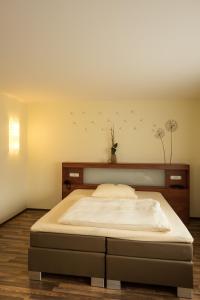美因河畔霍海姆维奥拉酒店的卧室配有一张大床,墙上有鸟