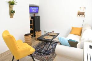 瓦拉雷伊La CaSita的客厅配有沙发、桌子和黄色椅子