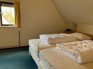 布雷斯肯斯Hello Zeeland - Vakantiehuis Stern 265的带窗户的客房内的2张白色床