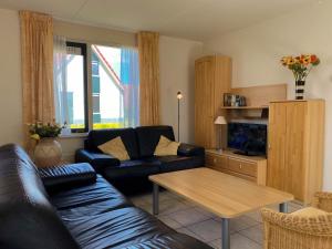 布雷斯肯斯Hello Zeeland - Vakantiehuis Stern 265的客厅配有沙发和桌子