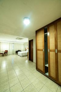 福塔莱萨普拉亚塞罗酒店的酒店客房带一张床和一间卧室