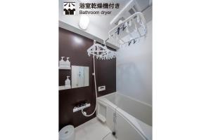 东京Home Sweet Office Heiwajima的一间带卫生间和水槽的浴室