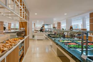 甘迪亚罗斯罗布雷斯酒店的包含多种不同食物的自助餐