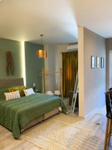 帕特雷F.T.P Luxury Rooms的一间卧室配有一张带绿床罩的床