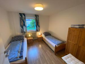 蒂蒂湖-新城Ferienhaus Frei 3 Budget的客房设有两张床和窗户。