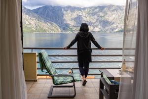 东兹斯托里弗Vila Verica的一位女士在阳台上散步,眺望着湖泊
