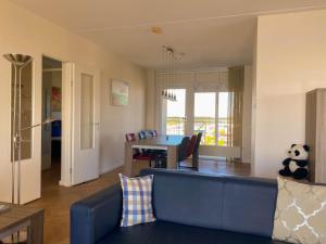 布雷斯肯斯Hello Zeeland - Appartement Port Scaldis 21-072的客厅配有蓝色的沙发和桌子