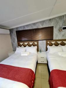 马盖特36 frere road shelly beach , margate的卧室内两张并排的床
