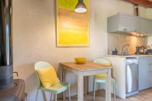 科斯提克斯Redonda 2的厨房配有桌椅和炉灶。