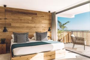 穆罗海滩海鸥套房酒店及Spa的一间卧室设有一张床和一个阳台