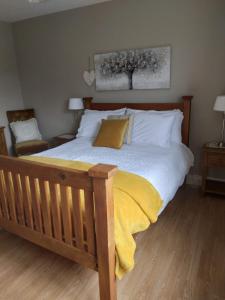 FreshfordTess's Guest House R95K6N1 This Property is unsuitable for children under 12 years old的一间卧室配有一张带黄色毯子的大床