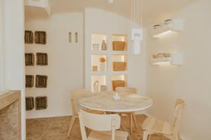 法萨诺马塞里亚博尔戈里特拉酒店的一间带桌椅的用餐室