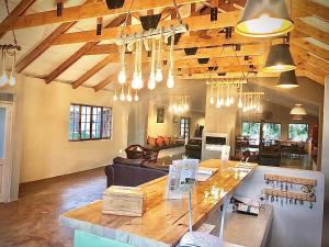 香槟谷Drakensberg Inkosana Lodge的一间大客厅,中间设有一张大桌子