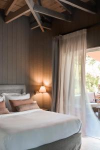 雅典The Kefalari Suites的一间卧室设有一张大床和一个窗户。