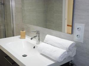 马尔格莱特德玛Apartamento Dayok Costa Barcelona的浴室设有水槽和毛巾