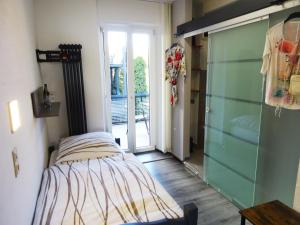 盖瑟尔温德Eventhotel Ö - Cappuccino的一间卧室设有一张床和一个滑动玻璃门