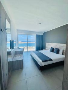 梅利哈Hotel VIU57的一间卧室配有一张床,享有海景