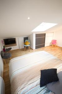 塞夫里耶Appartement Mont Blanc - Vue Lac的卧室配有一张白色大床