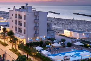 里米尼大西洋酒店的享有酒店和海滩的空中景致