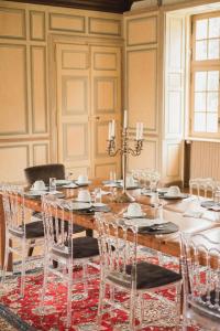 SenlisseChâteau de la Cour Senlisse的用餐室配有大型木桌和椅子