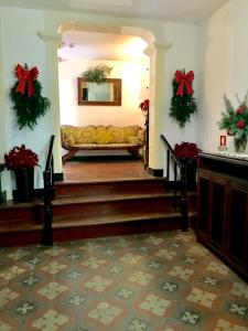 丰沙尔维托利亚科尔特宾馆的带沙发和圣诞装饰的客厅