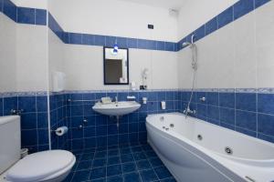 利卡塔Hotel Baia D'oro的蓝色和白色的浴室设有卫生间和水槽