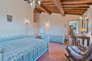 巴贝里诺·迪·穆杰罗科尔扎诺农家乐的卧室配有一张床和一张桌子及椅子
