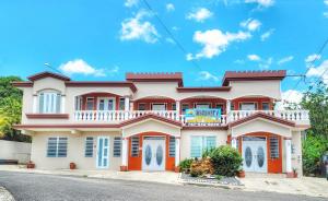 阿瓜达Discovery Beach Apartments的橙色和白色的房子