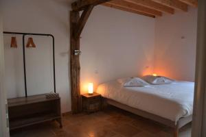 PimboMaison de Ferme的一间卧室配有一张带两盏灯的床。