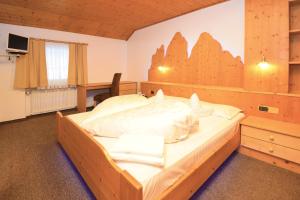 蒙圭尔福奥林匹亚小屋酒店的一间卧室,卧室内配有一张大床