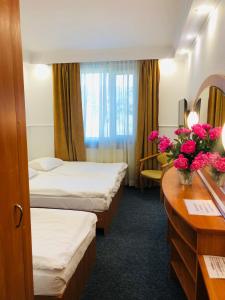 斯维耶塔利普卡Hotel Taurus的酒店客房,设有两张床和镜子