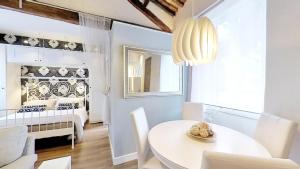 奥斯蒂亚·安提卡La Casa nel Castello的一间用餐室,配有一张白色的桌子和一张婴儿床