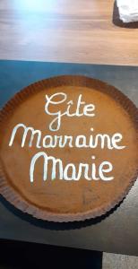 贝尔特里Ô Mont des Rnauds的上面写有苦胺胺胺胺胺胺的蛋糕