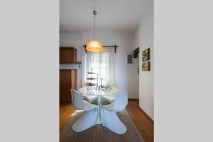 霍里顿Aegean's Whispery Seafront Villa的一间配备有白色桌椅的用餐室