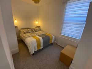 伊斯特布恩Penhale Holiday Flats的一间小卧室,配有床和窗户