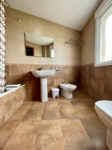 桑亨霍伊登旅馆的一间带水槽、卫生间和镜子的浴室