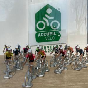 讷韦尔Cafe Velo Nevers的一群人骑着自行车参加比赛