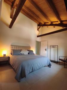 纳隆河畔穆罗斯Casa Carmina Hostel的一间卧室设有一张带木制天花板的大床