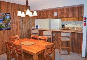 弗雷则Pines at Meadow Ridge的厨房以及带木桌和椅子的用餐室。