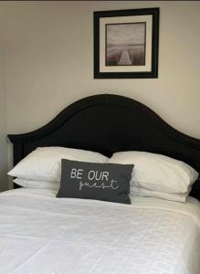 CormackRocky Brook Acres的一张带黑色床头板和白色枕头的床