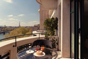 Cheval Blanc Paris & Dior Spa Cheval Blanc Paris的阳台或露台