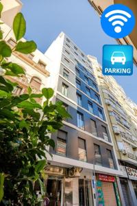 阿尔么丽亚Expoholidays-Apartamentos Almería Centro PARKING gratis的前面有停车标志的建筑