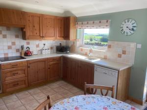 Meikle Aucheoch Holiday Cottage, plus Hot Tub, Near Maud, in the heart of Aberdeenshire的厨房或小厨房