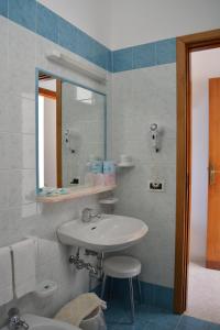 伊斯基亚马洛蒂酒店的一间带水槽和镜子的浴室
