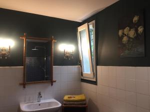 PujolsDameChouette的一间带水槽和镜子的浴室