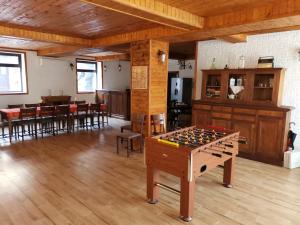 德里亚诺沃Самостоятелна Вила в Хаджи Марковата къща за гости в Дряново的一间房间中间设有桌上足球的房间
