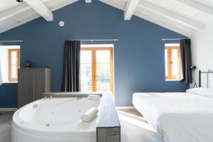 Villaverde de PontonesJardines Villaverde的蓝色客房,床边设有浴缸
