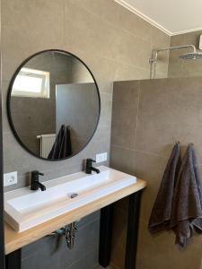 德科克斯多普DOCK10TEXEL的一间带水槽和镜子的浴室